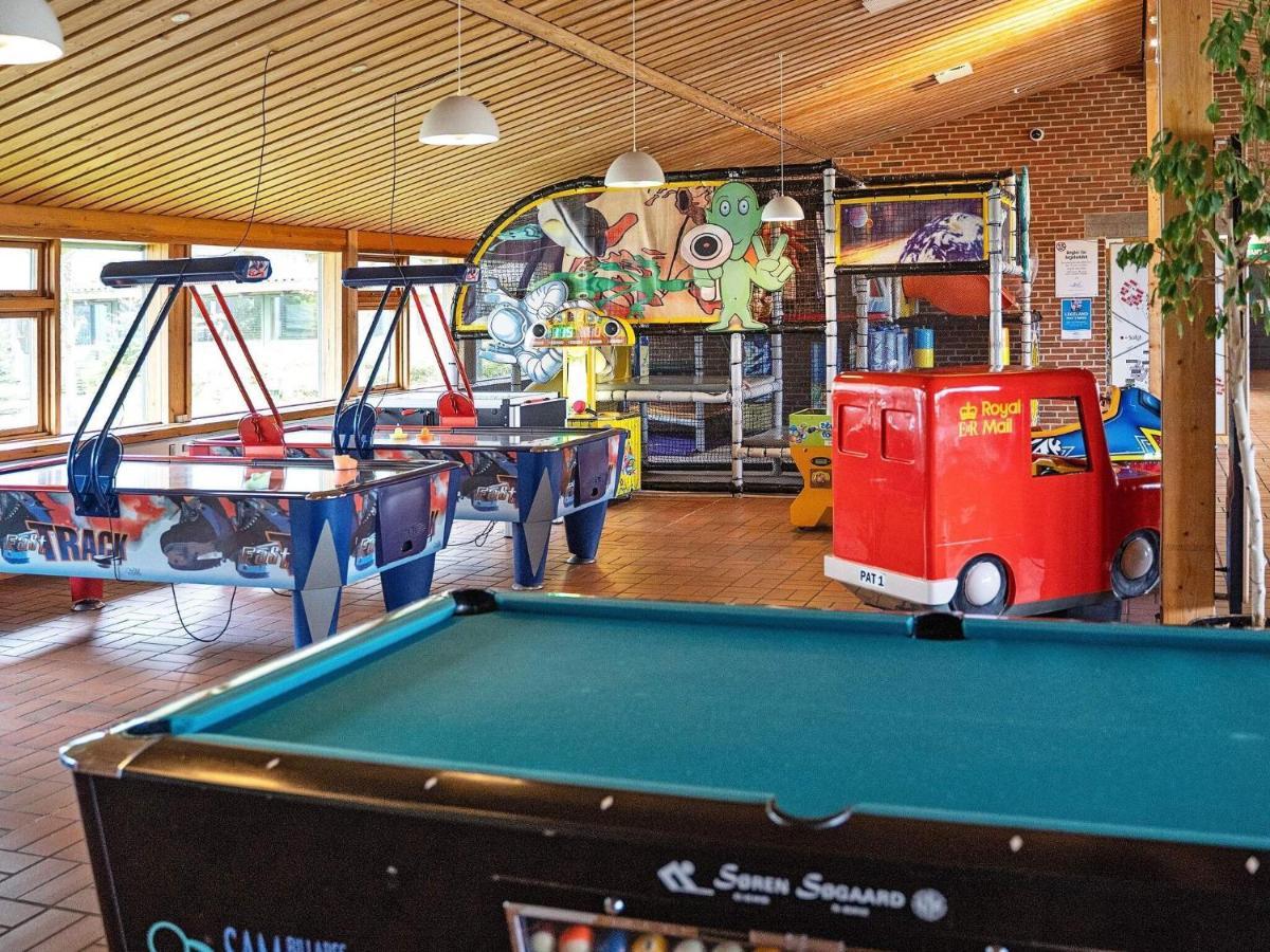 6 Person Holiday Home On A Holiday Park In 한스트홀름 외부 사진
